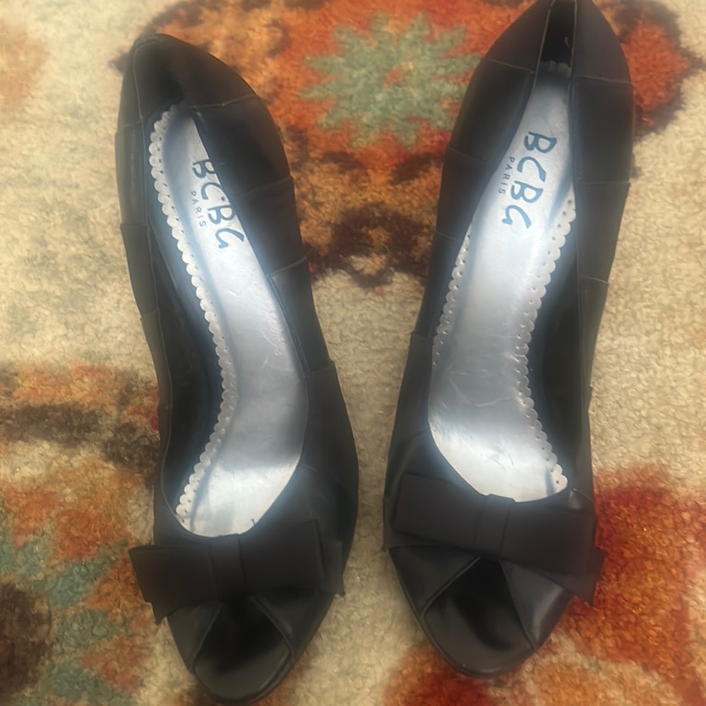 BCBG size 8 high heels, black with a bow, leather and suede!